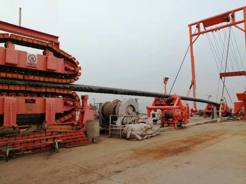 我公司負責施工的原渤西油氣處理廠登陸管道與高沙嶺港區10萬噸級航（háng）道一期工程及防波（bō）堤一期工程交叉影響區域部（bù）分海（hǎi）底管道回收工程項目進展順利