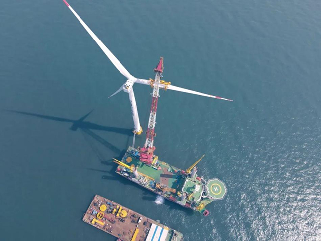 國內首台（tái）平價海上高（gāo）定機型完成吊裝！