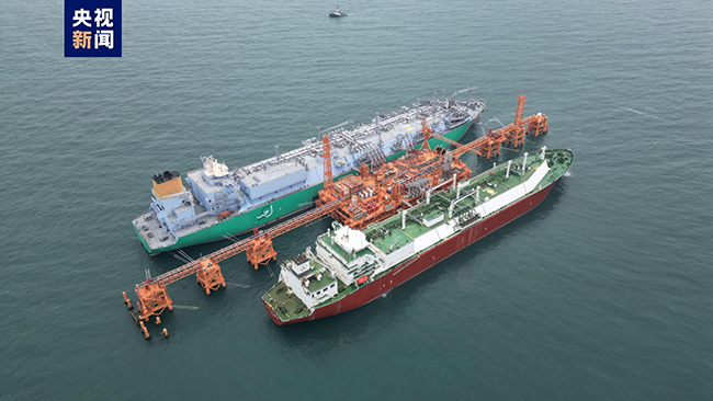 世界最大海（hǎi）上液（yè）化天然氣接（jiē）收站試運行