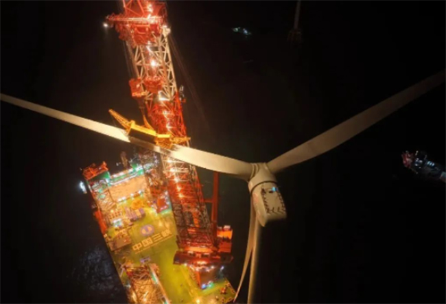 國內首台！“白鶴灘（tān）”號完成13MW海上風機吊裝