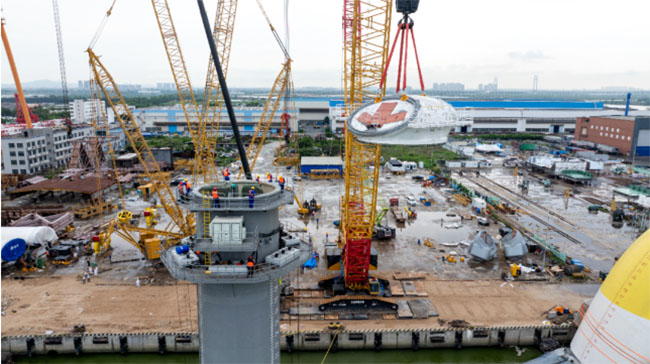 全球單機容量最大漂浮式（shì）風電平台吊裝塔筒