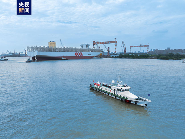 399.99米長！全球最大集裝（zhuāng）箱船完（wán）成出（chū）塢