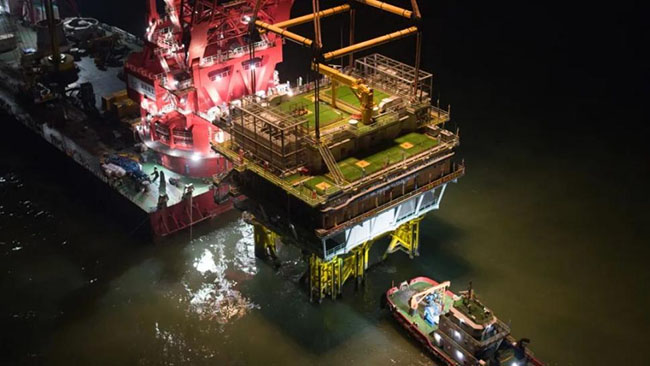 海南首座！三航局華能臨高海上（shàng）風電場項目海上（shàng）升壓站吊裝（zhuāng）圓滿完成