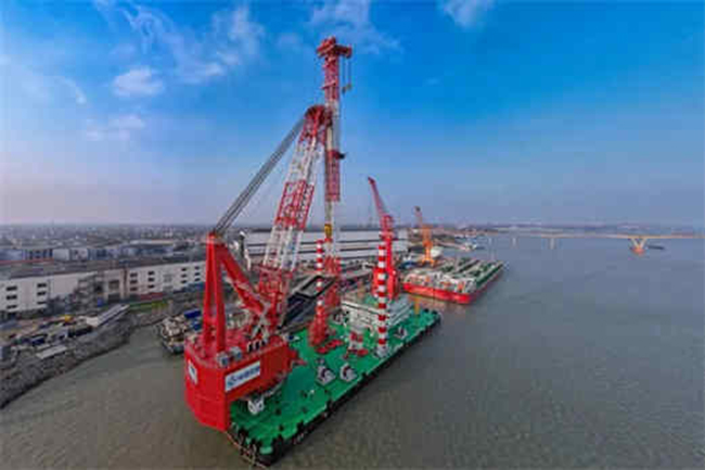 國內首艘自主研製（zhì）110米架高旋轉式打樁船（chuán）“三航樁22”交付