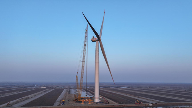 中國中車“啟航號”20MW漂浮式海上風電機組成功吊裝（zhuāng）