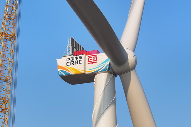 中國中車“啟（qǐ）航號”20MW漂浮式海上風電機組成功吊裝