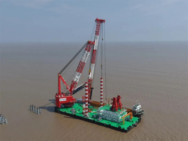 國內首（shǒu）艘110米架高旋轉式打樁船“三航樁22”完（wán）成首秀