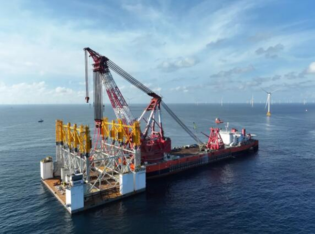 “海上大力士”“振華30”輪完成國內首個萬噸級海上鋼結構（gòu）安裝工程