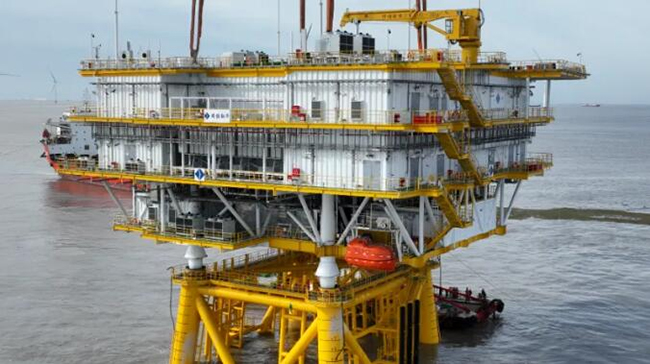 國信大豐海上風電項目升（shēng）壓站（zhàn）吊裝任務圓滿完成