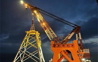 我國首個（gè）離岸最遠、單機容量（liàng）最大的深水區海上風電項（xiàng）目首台風機基礎導管（guǎn）架完（wán）成吊裝