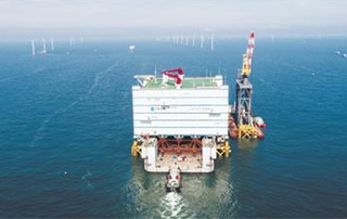 潮汐力托舉2.2萬噸“鋼鐵（tiě）巨屋” 世界最大海上（shàng）換流站落戶（hù）江蘇如東（dōng）