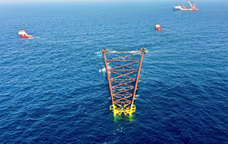 亞（yà）洲第一深水導管架“海基一號”海上安裝就位