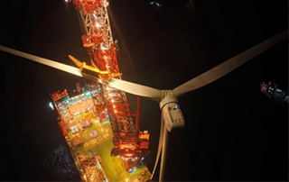 國內首台（tái）！“白鶴灘”號完成13MW海上風機吊裝
