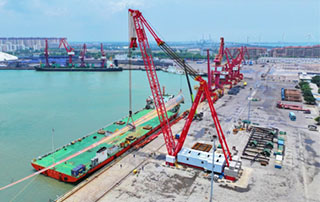 292米！全球葉輪直徑最大風（fēng）電（diàn）葉片在東方八所港裝船出海