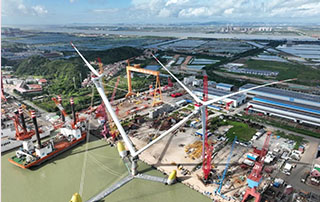 多項全球首創！全（quán）球單體容量最大（dà）漂浮式（shì）風電平台“OceanX 明陽天成號”吊裝完成（chéng）