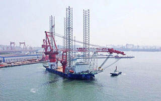 國內（nèi）綜合性能最強的（de）“第四代+”海上（shàng）風電施工（gōng）平台“港航平5”開啟海試