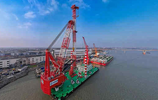 國內首艘自主研製（zhì）110米架高旋轉式打樁船“三航樁22”交（jiāo）付