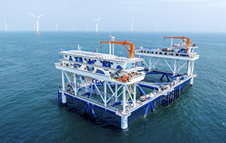 中廣（guǎng）核“伏羲一（yī）號”獲中國船級社（CCS）頒發國內（nèi）首份風漁融合網箱平台入級（jí）證書