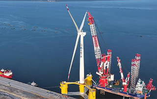 金風科技16MW漂（piāo）浮式風電機組成功吊裝