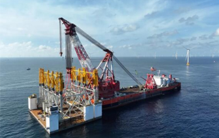 “海上大力士”“振（zhèn）華30”輪完成國內首個萬噸級海（hǎi）上鋼結構安裝工程